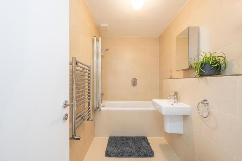 Luxury 4 Bedroom Flat With Stunning Shard View From Terrace In Central London! Next To Station, Sleeps 9 Chambre photo